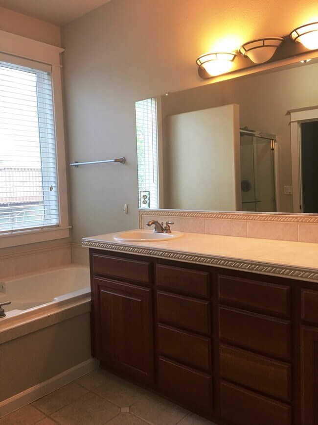 Building Photo - Beautifully updated home in great West Linn neighborhood.