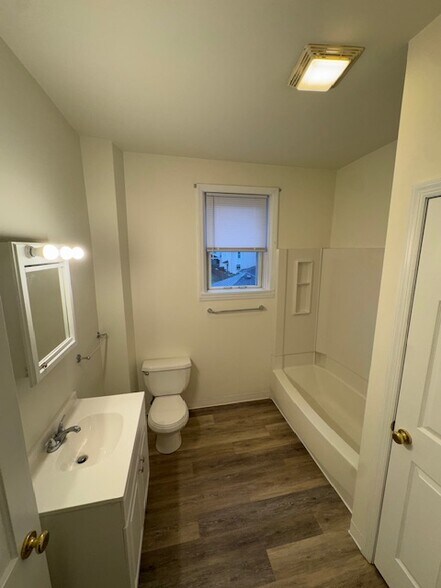 Building Photo - 609 Main St