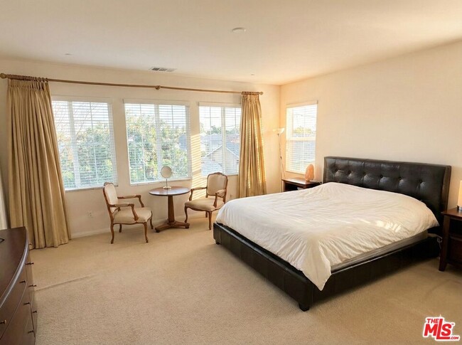 Building Photo - 68 Revell Cir