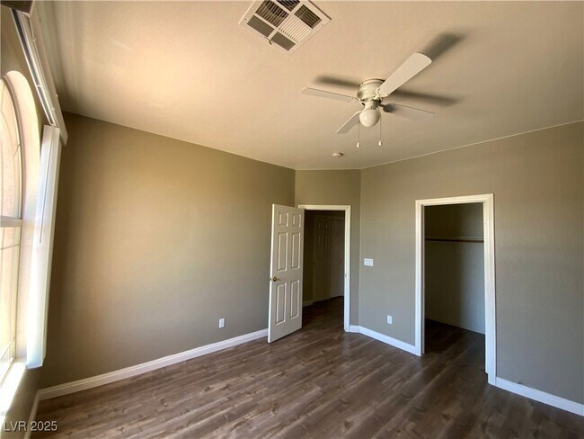 Building Photo - 1001 Eaglewood Dr