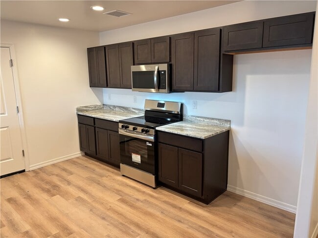 Building Photo - 915 E Berk Ave