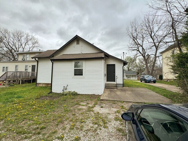 Building Photo - short term lease available