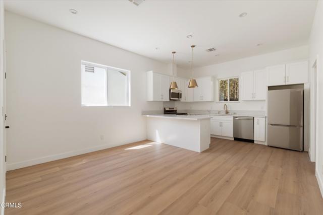 Primary Photo - 10558 Encino Ave