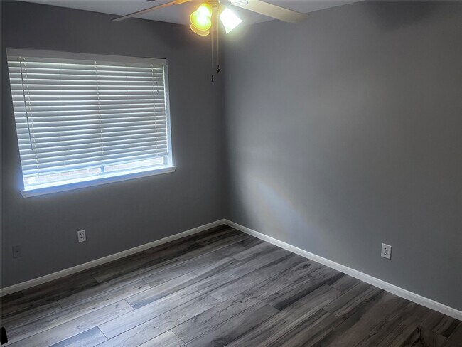 Building Photo - 1810 Village Ct Ln