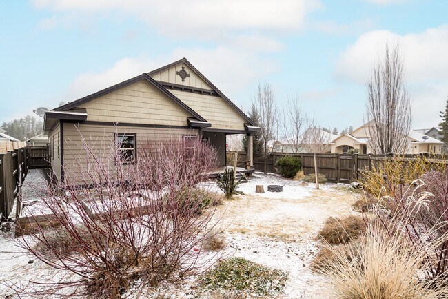 Building Photo - Single-Level 3 Bed, 2 Bath Home with Fully Fenced Backyard