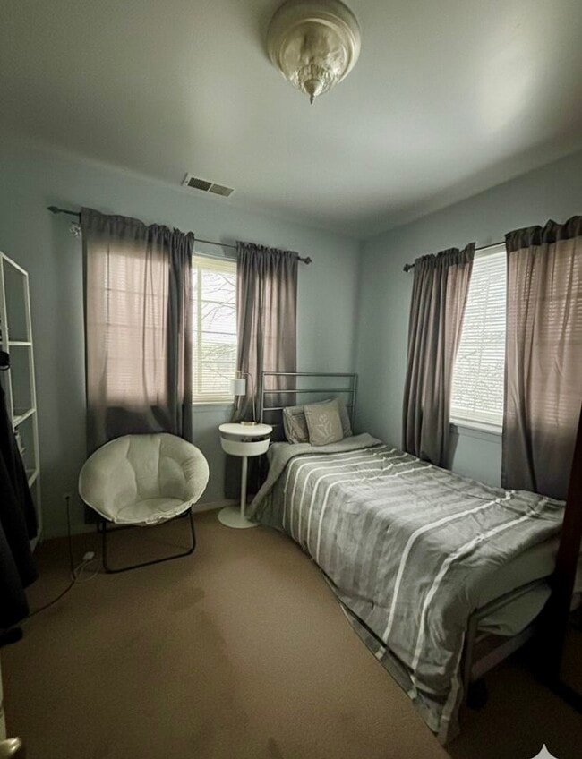 Building Photo - 1142 E Wilson Ave