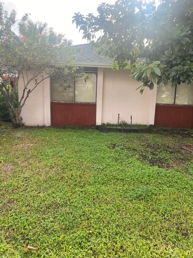 Building Photo - 663 White Water Dr