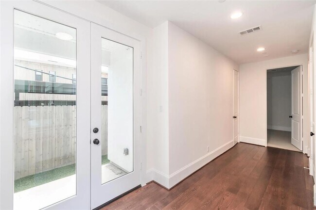 Building Photo - 3821 N Braeswood Blvd