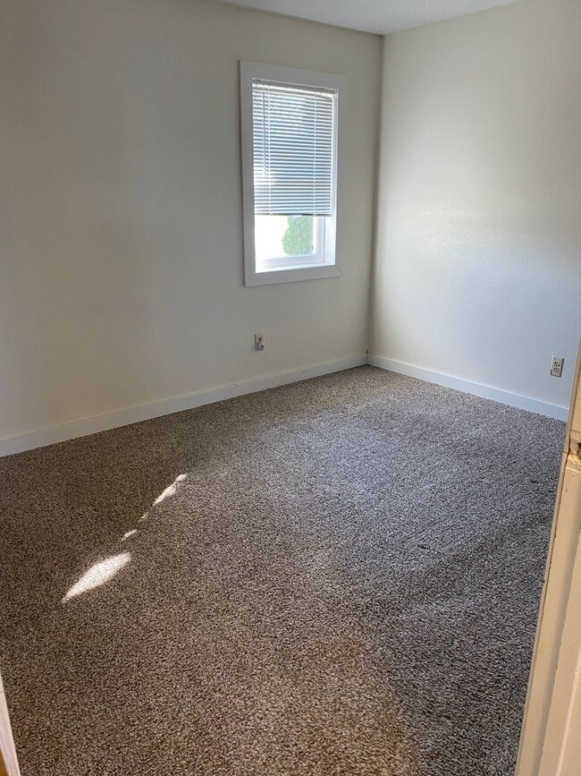 Building Photo - 2 Bed 1 Bath LAKE RENTAL
