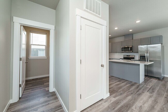Building Photo - Move In Ready 3 Bedroom 2.5 Bathroom - Convenient Camas Location