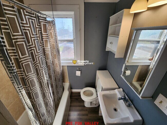 Building Photo - 2 Bed Duplex in Oshkosh, WI - Perfect for cozy living!