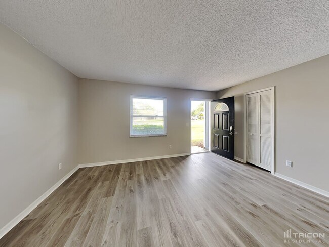 Building Photo - 2731 Greenwood Ln W