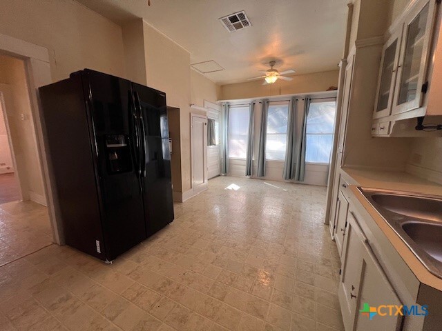 Building Photo - 163 N Sycamore Ave