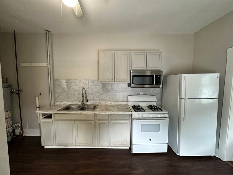 Building Photo - 841 Beecher St