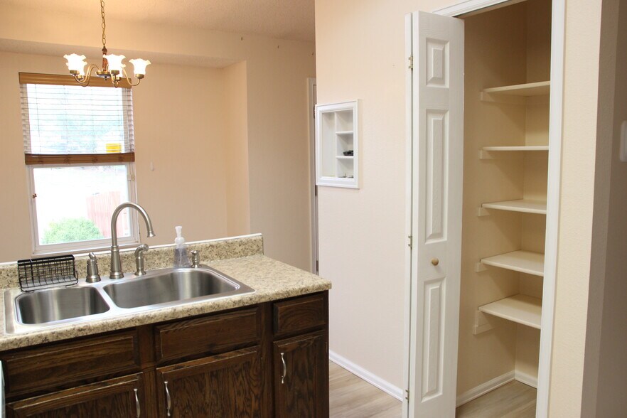 Building Photo - 6610 Parkridge Ct