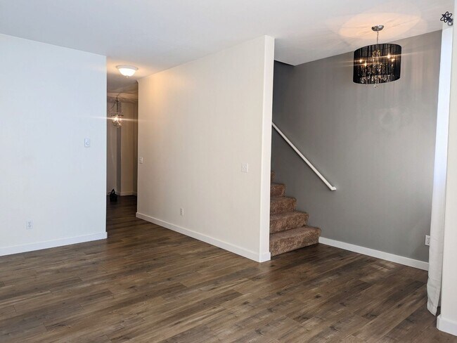 Building Photo - Beautiful Beaverton Townhouse Available Now!