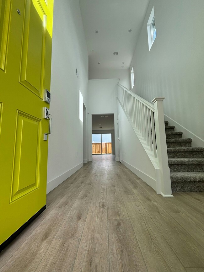 Building Photo - 344 N Geyserville Wy