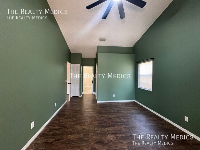 Building Photo - 2601 Bridle Dr