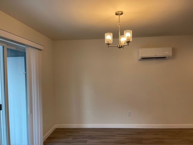 Building Photo - End Townhouse Unit in South Medford/Phoenix Area