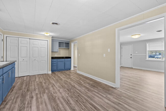 Building Photo - 404 Pine St