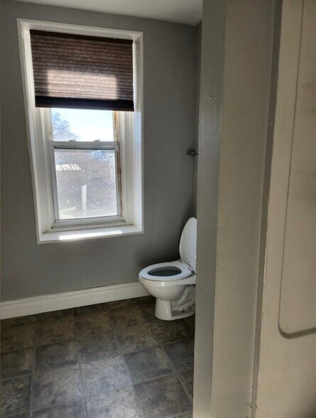 Building Photo - 163 Sumac St