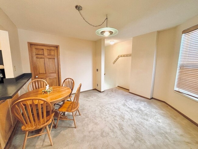 Building Photo - FURNISHED!! 2bed/1bath Condo Right Near Th...