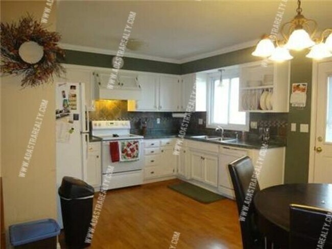 Building Photo - Beautiful Olathe Home-Coming SOON!!