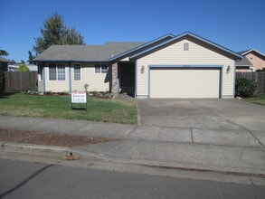 Building Photo - Large Three Bedroom Home in Stayton