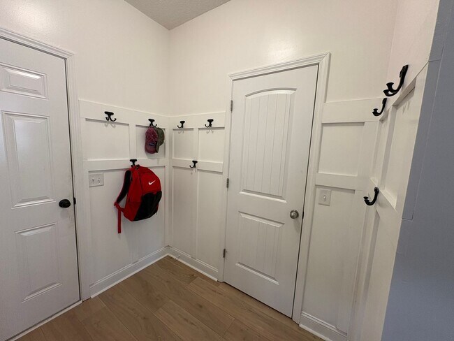 Building Photo - MOVE IN SPECIAL: $1000 OFF 1ST MONTH'S RENT!**
