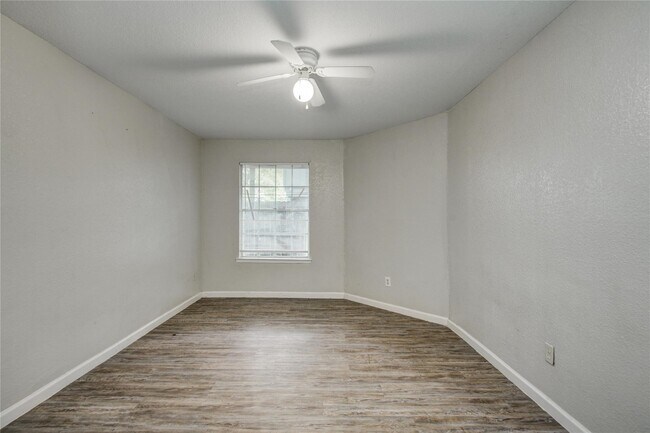 Building Photo - 9797 Leawood Blvd