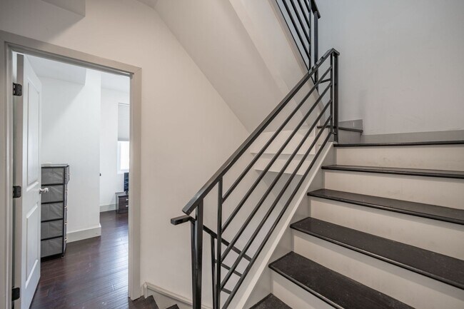 Building Photo - Modern Olde Kensington Home