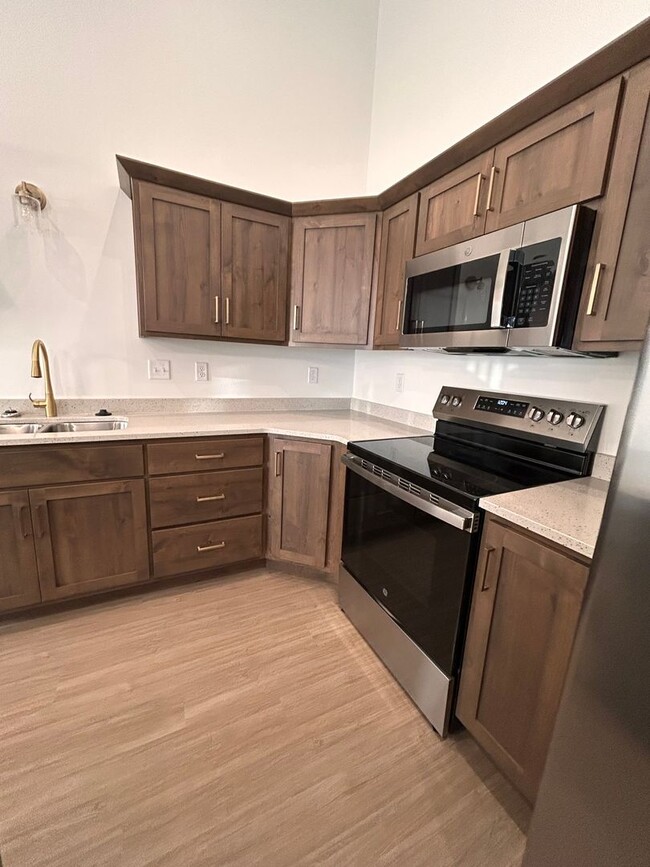 Building Photo - 3 Bed 3 Bath TownHome