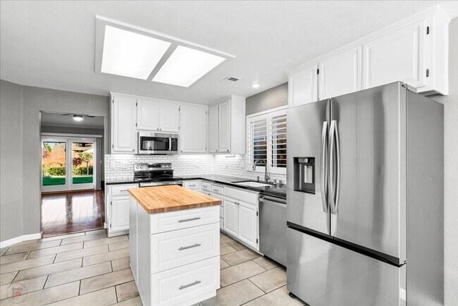 Building Photo - Lovely 3 Bedroom/2 Bath Home Located in Lodi Ca