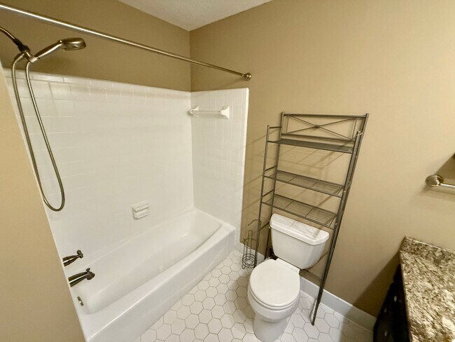 Building Photo - 4 Bedroom Brick Home in Alice Drive Area!