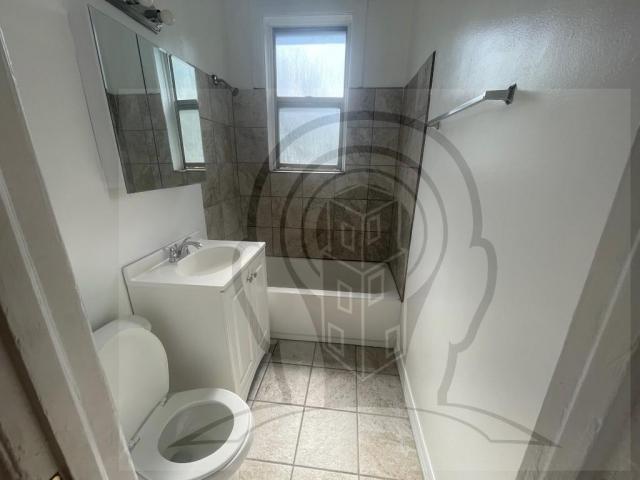 Building Photo - 1 bedroom in CHICAGO IL 60626