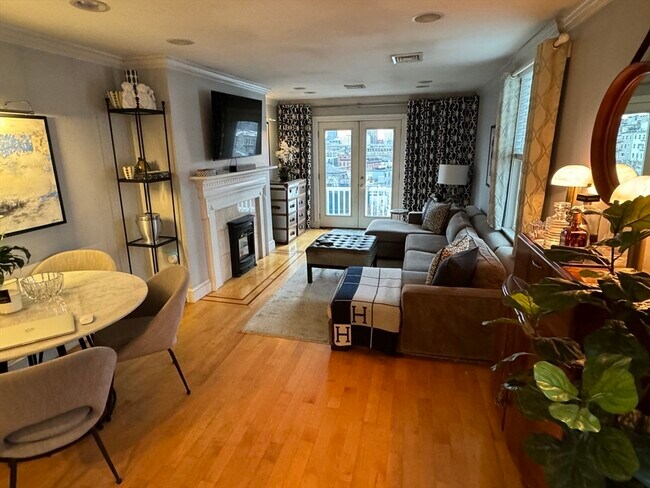 Primary Photo - 270 Bunker Hill St