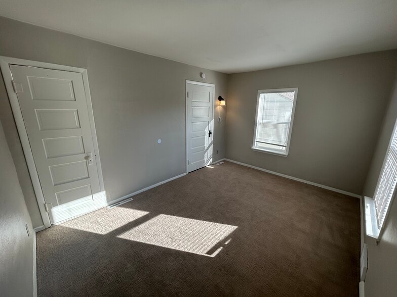 Bedroom 1 - 611 S Hawthorne Ave