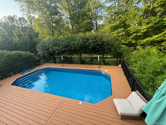 Building Photo - 25 Pinebrook Loop