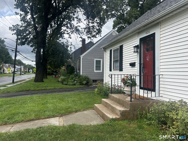 Building Photo - 406 Oakwood Ave