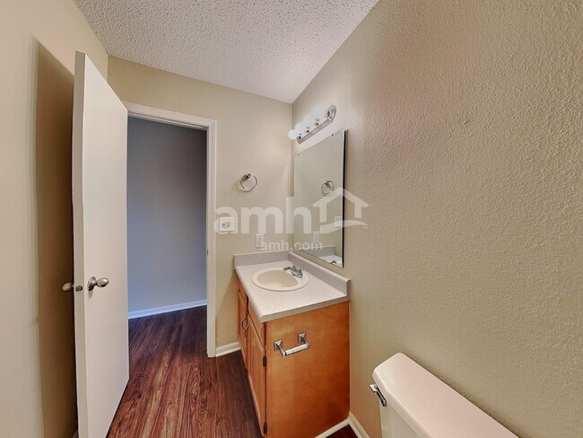 Building Photo - 5426 Alameda Rd