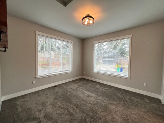 Building Photo - Beautiful and Newer 4 Bedroom 2.5 Bathroom Craftsman attached House close to the Columbia River! ...