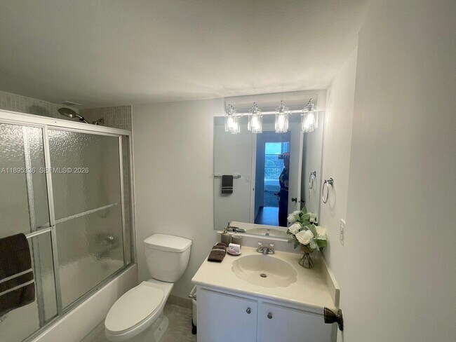 Building Photo - 800 Parkview Dr