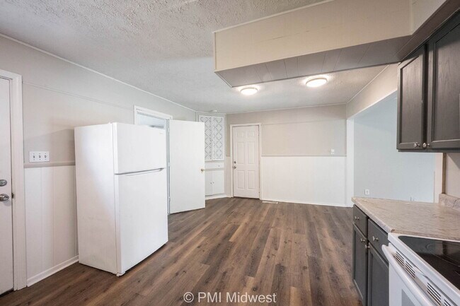 Building Photo - "Charming 4-Bedroom Retreat with Spacious Living in Indianapolis!"