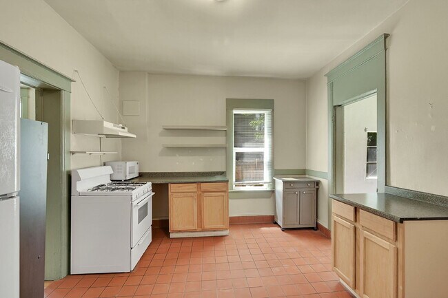 Building Photo - $2,395 - 2 Bed, 2 Bath Townhome in Great D...