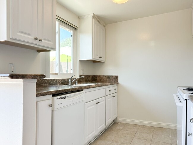 Building Photo - Clearbrook Ln (109)