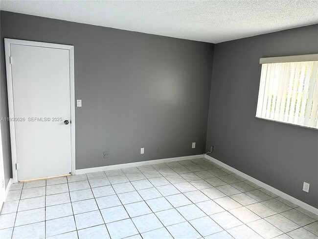 Building Photo - 220 SW 9th Ave