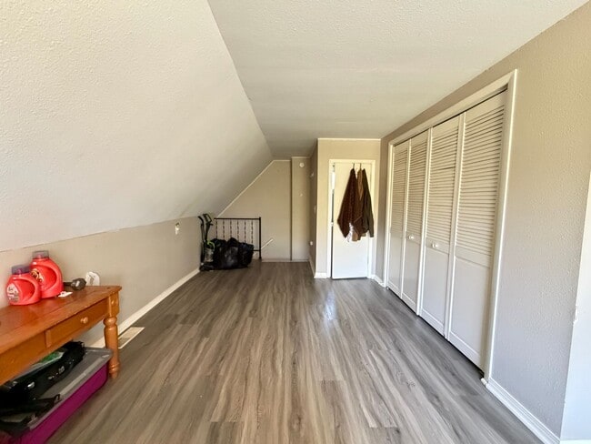 Building Photo - 2 Bedroom Home - Open August 1st!