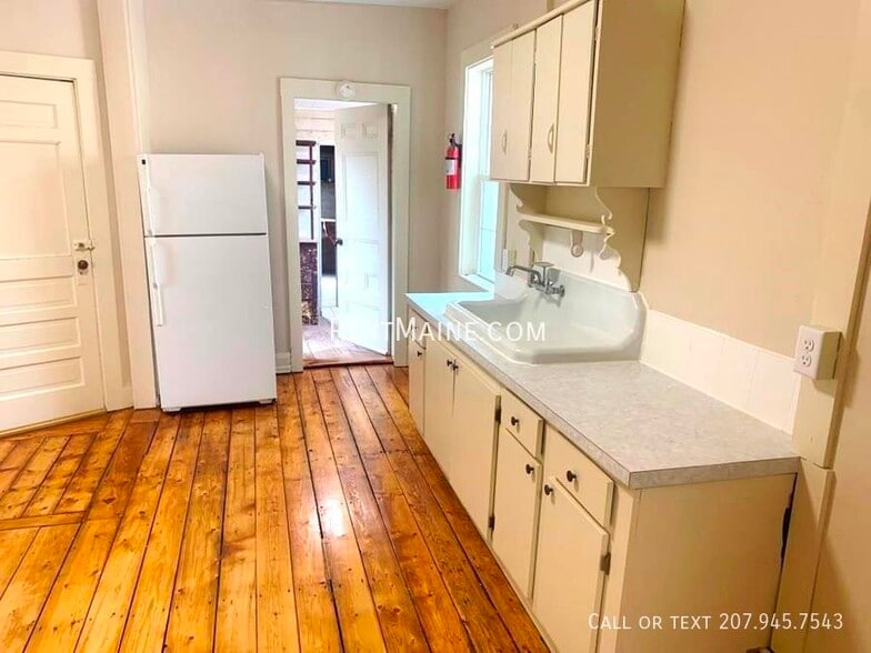 Building Photo - 3 Cushing St