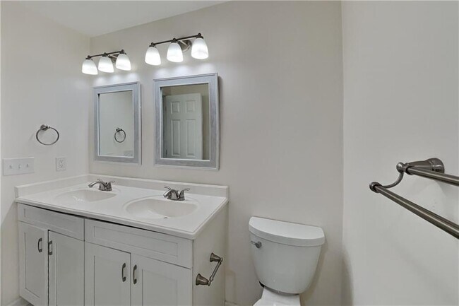 Building Photo - 3350 Turtle Lake Club Dr SE