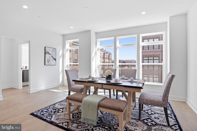 Building Photo - 5358 Zenith Overlook